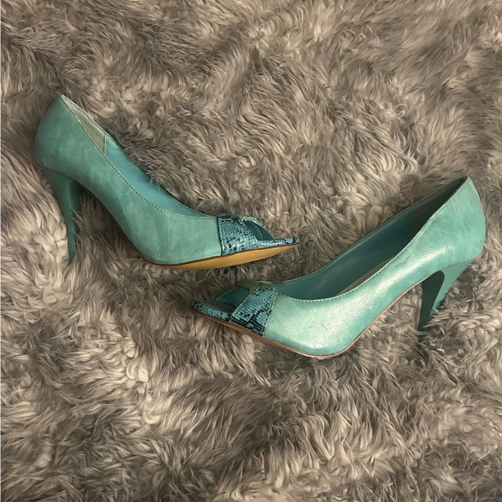 Shoedazzle Turquoise Heels